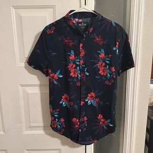 Brand new. Hollister flower printed men’s button down short sleeve shirt